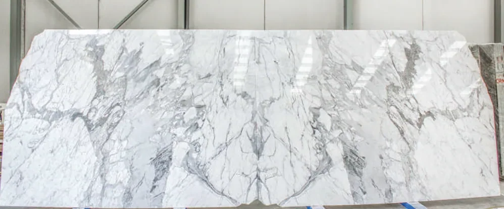 Natural stone slab: Calacatta
